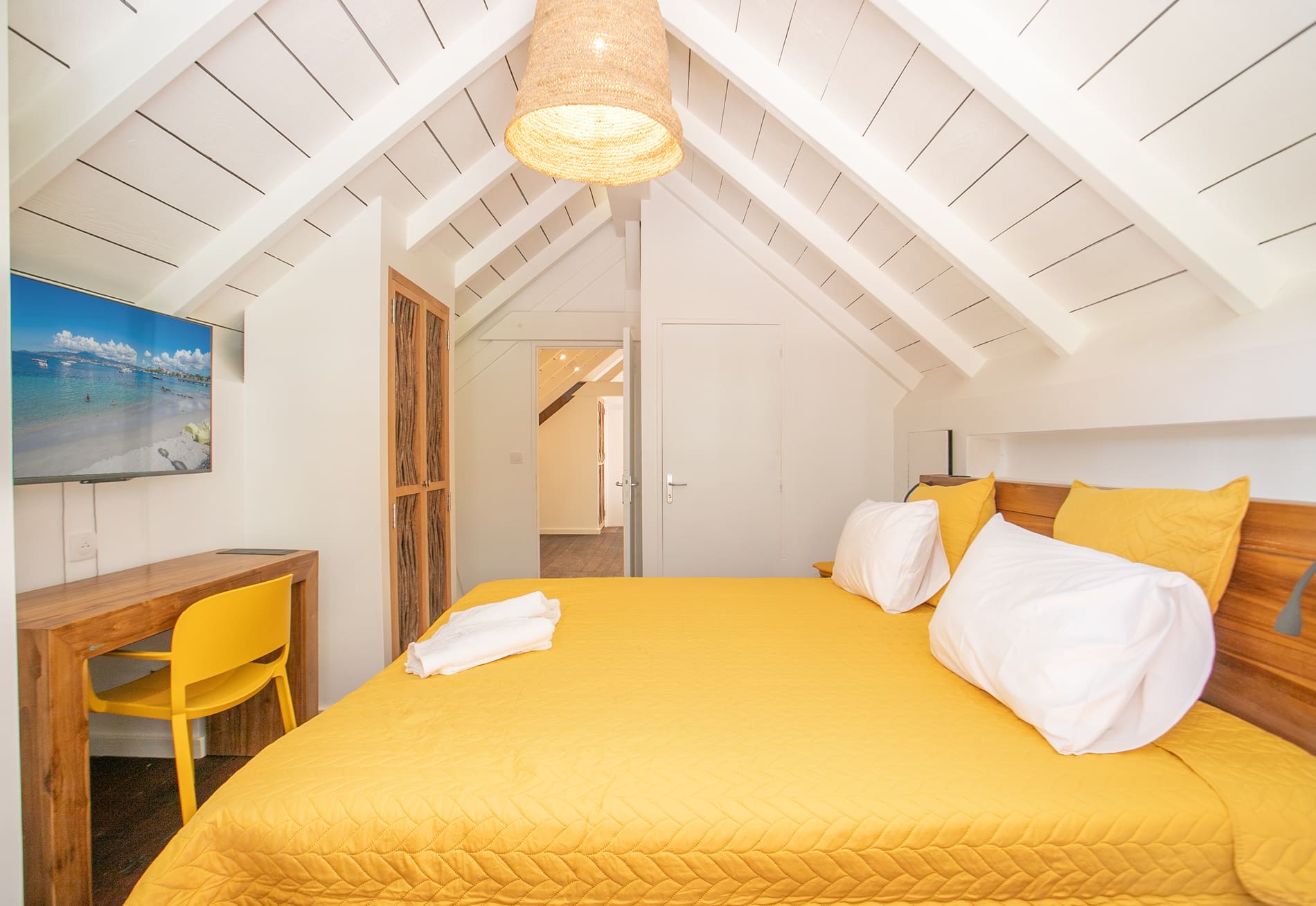 Chambre mansardée sous les combles