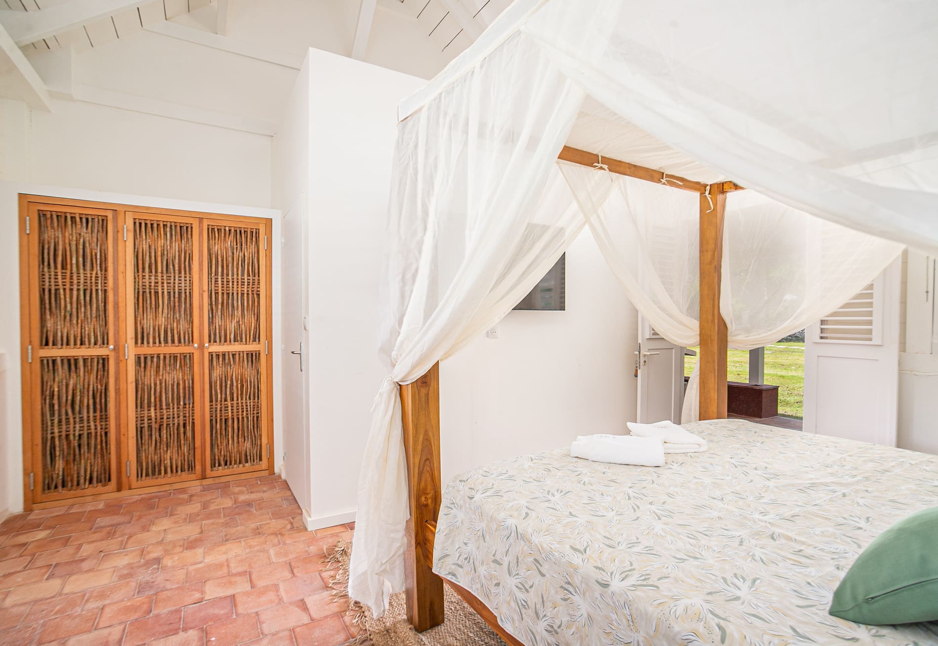 Chambre à baldaquin et placard tressé