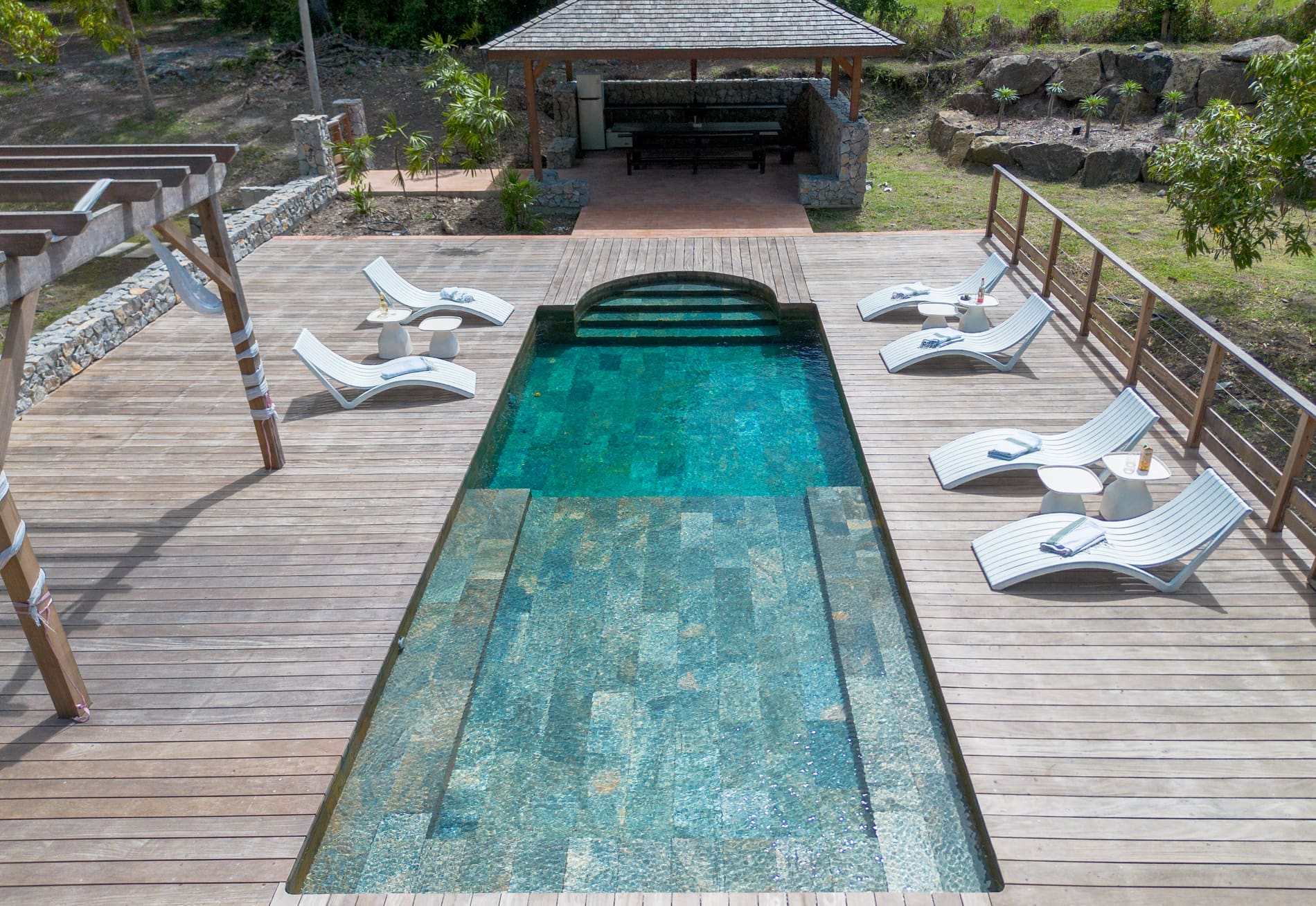 La piscine et son deck en bois, vus du ciel