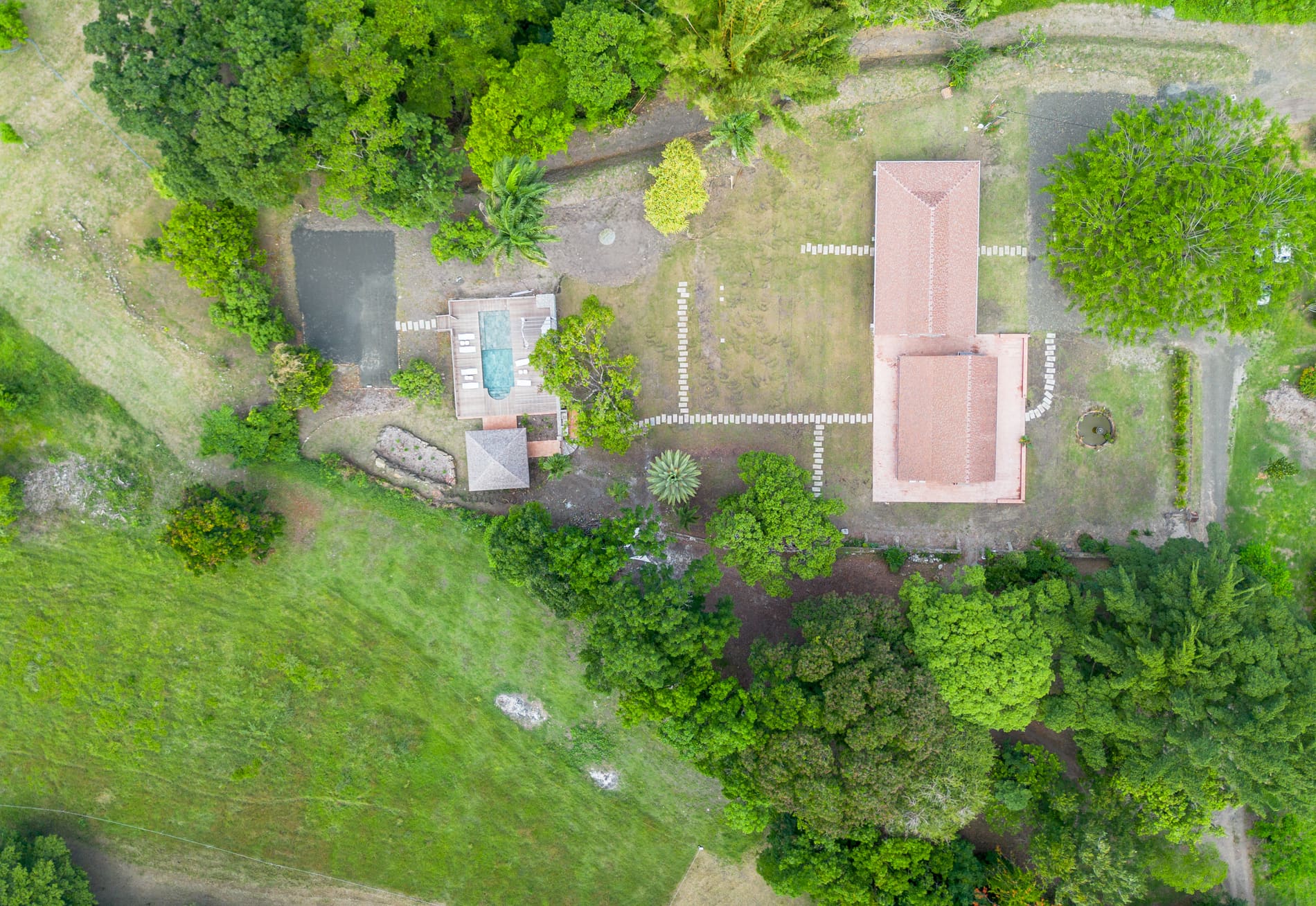 La maison et la piscine vues du ciel