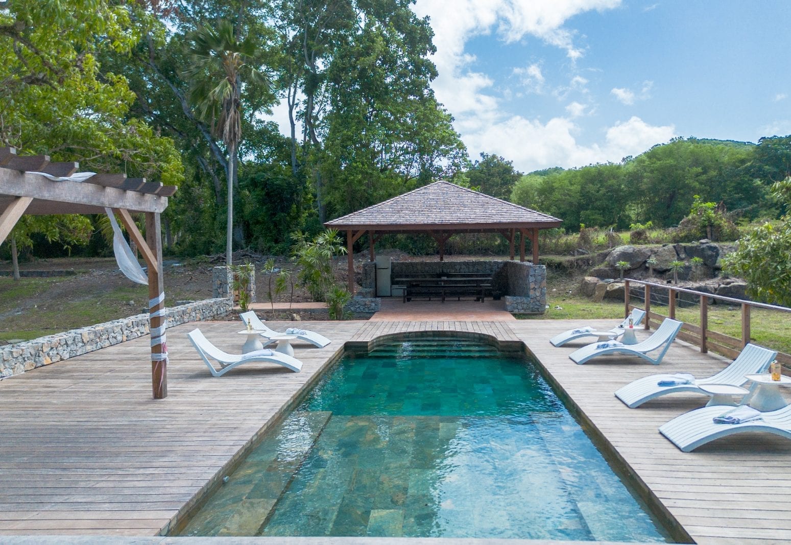 Cocktail au bord de la piscine
