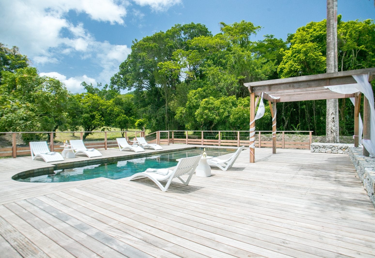 Piscine et pergola à voiles blancs, cadre de cérémonie