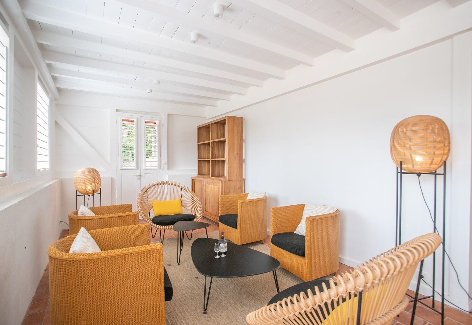 Salon en osier, ambiance créole contemporaine