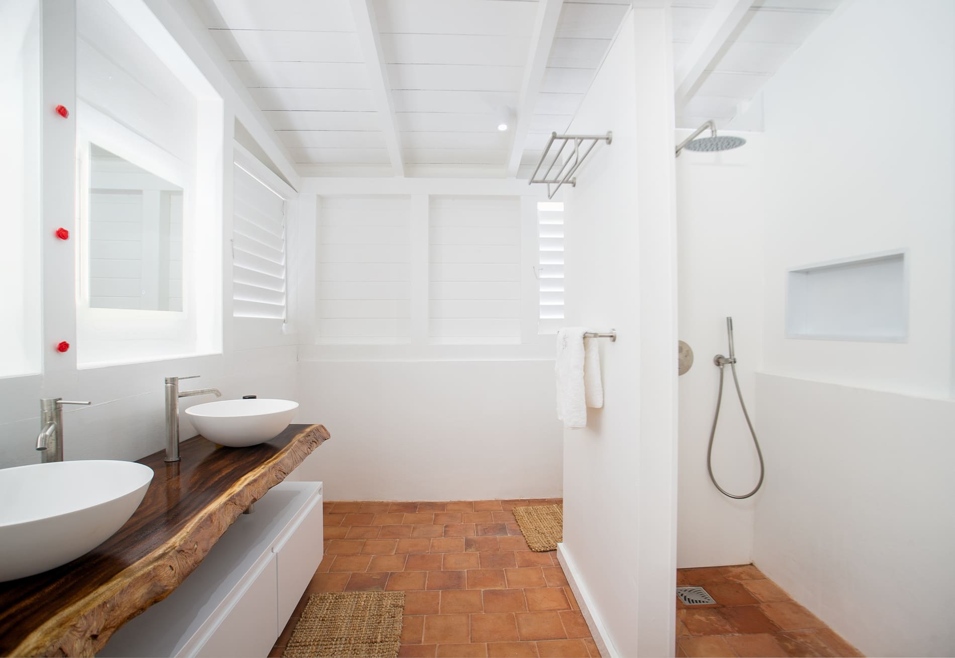 Salle de bain, double vasque en bois brut