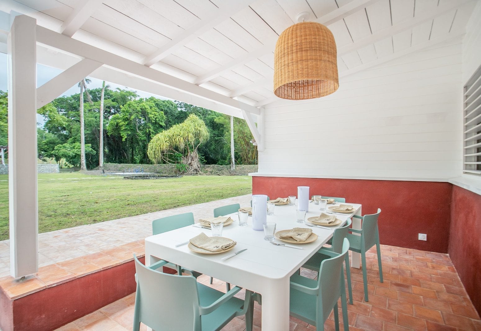 Table dressée sur la terrasse, côté jardin